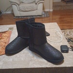 - Girl's  boots